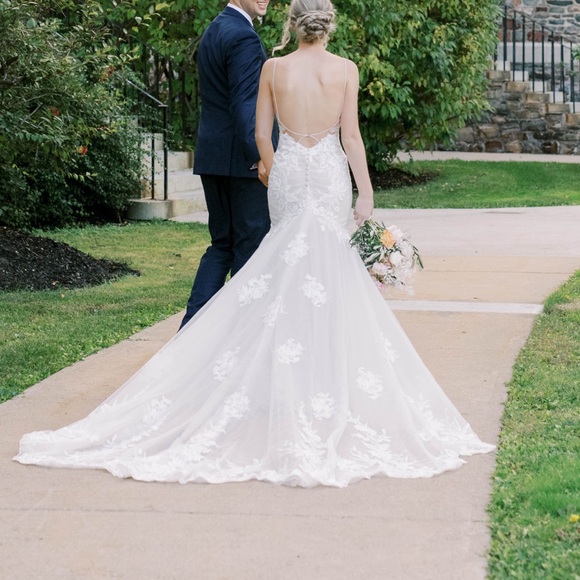 Elegant White Wedding Dress - Picture 2 of 8